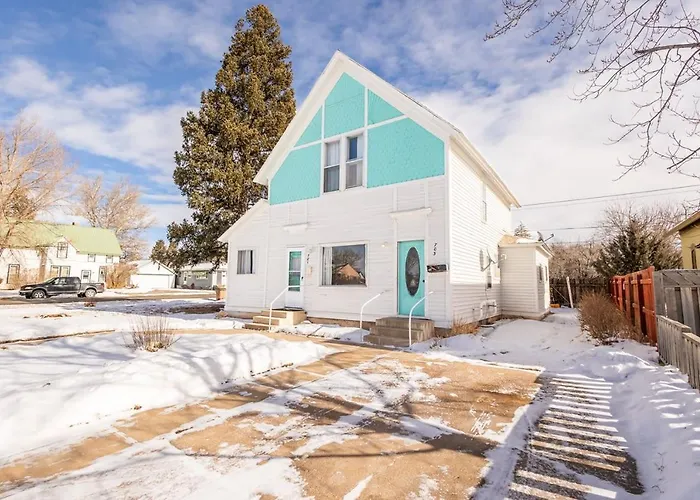 New Listing!! Bright Bohemian Holiday home Laramie