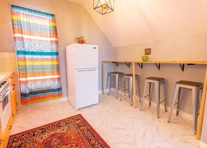 New Listing!! Bright Bohemian Holiday home *